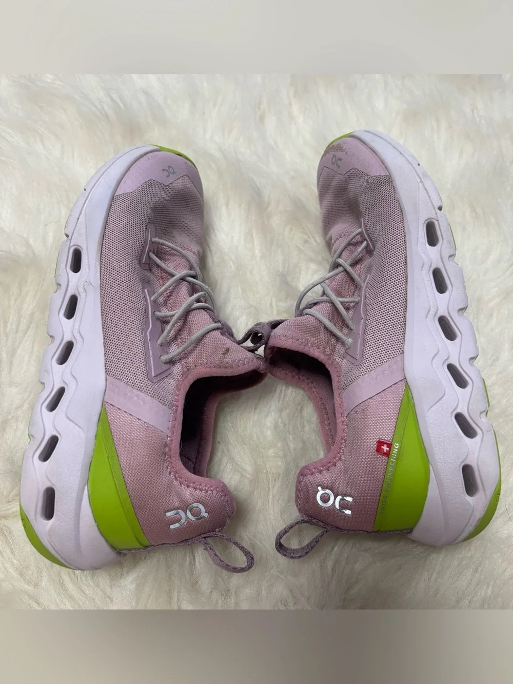 On Running Athletic Sneakers in Lavender with Lime Accents size Girls’ 2